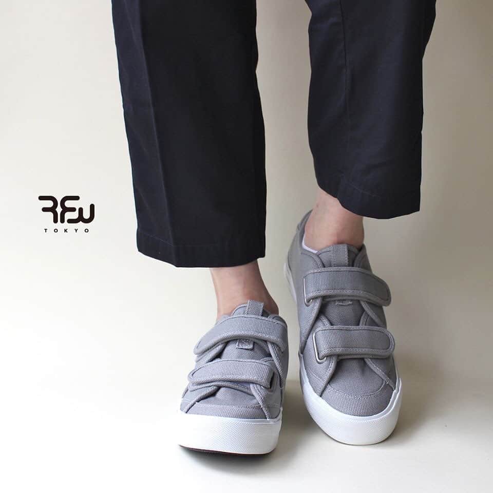 アールエフダブリューさんのインスタグラム写真 - (アールエフダブリューInstagram)「【RFW 2019AW】  SANDWICH-LO STRAP -Grey- ¥12,000＋TAX  2019年秋冬新作コレクションから、 新作ライン<<Rebuild>>が新登場！ こちらは着脱のし易さが特徴的なSANDWICH-LOに、 シューレースの替わりとなる二本の太いストラップを配置した新型です。 SANDWICHの立体的な2枚の羽根と ボリュームのある2本のストラップが印象的な仕上がりに。 アッパーはボンディング加工を施しました。 全国の展開店鋪、RPM、ONLINE SHOPでお求めいただけます。 よろしくお願い致します。  2019 autumn-winter collection, from our new <<Rebuild>> series ! From our original SANDWICH-LO series,  Easy to wear with separate upper design. This season new design, 2 strap velcro.  Round silhouette with thick cushion for your everyday comfort. Selling at Nationwide dealer shop, RPM, ONLINE SHOP Check out at link below !  www.rfwtokyo.com @rfwtokyo  #rfw #rfwtokyo #rhythmfootwear #sneaker #sneakers #kicks #instashoes #instakicks #sneakerhead #sneakerheads #nicekicks #sneakerfreak #kickstagram #2019aw #autumn #winter #renewal #20th #aniversary #tokyo #shibuya #東京 #渋谷 #rpm #rhythmprimarymarket」9月2日 18時03分 - rfwtokyo