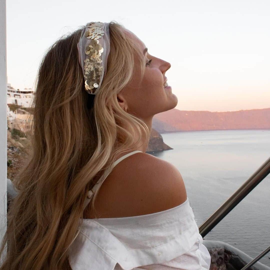 のインスタグラム：「Just another magic Monday ✨⁠ ⁠ ⁠ #oreliajewellery #oreliaaccessories #monday #blushheadband #sequinheadband」