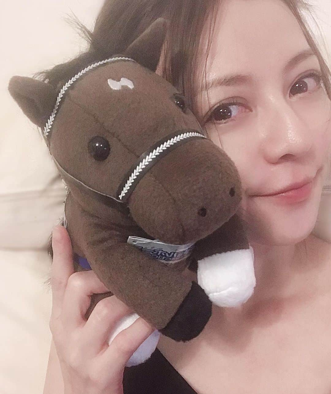 香里奈さんのインスタグラム写真 - (香里奈Instagram)「Memories from my summer vacation ✨  I visited Tokyo Racecourse for meet him !! 😇✨ #香里奈 #karina  #legendhorse #deepimpact  #kingkamehameha  #tokyoracecourse #東京競馬場 #献花 #献花後に見知らぬおじ様からdeepの写っている昔のカレンダーとウォッカのgoodsをいただいた ！！ #ありがとうございます ！！ #deepの顔は左側はcool #右側はcute #youwillalwaysbemyhero #loveyou」9月2日 18時05分 - karina_official_221