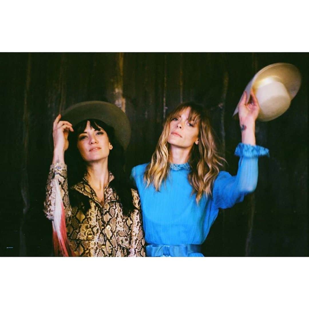 ジェイミー・キングさんのインスタグラム写真 - (ジェイミー・キングInstagram)「🎩’s off to the dreamers, the artists, the lovers, the movers, the shakers... singing with my girl Nikki Lane #sxsw #love 💫」9月2日 18時11分 - jaime_king