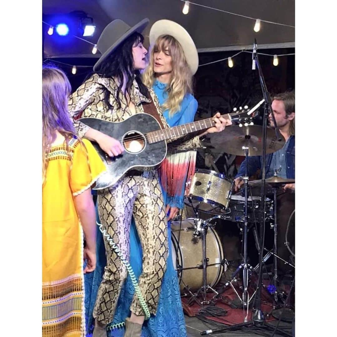 ジェイミー・キングさんのインスタグラム写真 - (ジェイミー・キングInstagram)「🎩’s off to the dreamers, the artists, the lovers, the movers, the shakers... singing with my girl Nikki Lane #sxsw #love 💫」9月2日 18時11分 - jaime_king