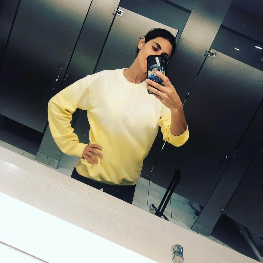 ジェイミー=リン・シグラーさんのインスタグラム写真 - (ジェイミー=リン・シグラーInstagram)「I’d like to interrupt your gorgeous sunny Labor Day plans to show you my airport bathroom selfie of my favorite new sweatshirt from @theparkbarrett ! We have a little contest for you to win one for you and your bestie too! Here’s how to enter : follow @mamasaidpodcast @jennacparris and @theparkbarrett , and just tag a friend! . Winner gets 2 sweatshirts of your color choice AND Custom embroidery.  Mine says “Mama Said” 😊 we will announce winner on Friday !!!」9月3日 5時02分 - jamielynnsigler