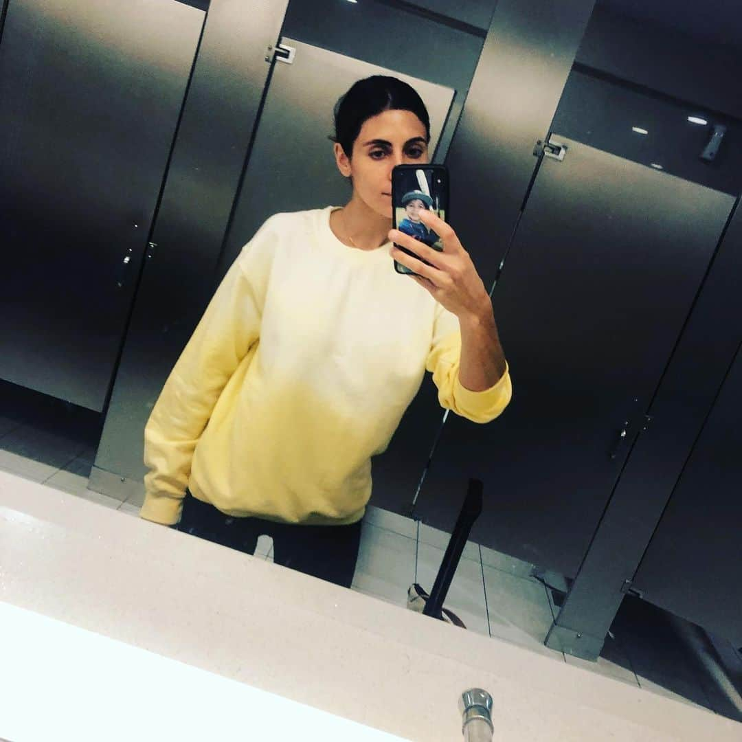 ジェイミー=リン・シグラーさんのインスタグラム写真 - (ジェイミー=リン・シグラーInstagram)「I’d like to interrupt your gorgeous sunny Labor Day plans to show you my airport bathroom selfie of my favorite new sweatshirt from @theparkbarrett ! We have a little contest for you to win one for you and your bestie too! Here’s how to enter : follow @mamasaidpodcast @jennacparris and @theparkbarrett , and just tag a friend! . Winner gets 2 sweatshirts of your color choice AND Custom embroidery.  Mine says “Mama Said” 😊 we will announce winner on Friday !!!」9月3日 5時02分 - jamielynnsigler