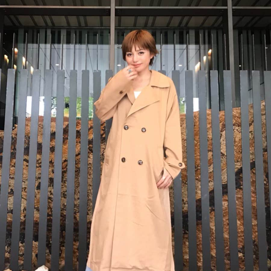 長谷川あやさんのインスタグラム写真 - (長谷川あやInstagram)「🧥🧥🧥 #fashion #ootd #outfit #code #coordinate #style #titivate #titivatestyle #152せんちこーで #ティティベイト #バックプリーツライトトレンチコート @titivatejp #ママコーデ ・ ・ ・ 母の朝は早い、、、😏‼️ ・ 最近ずっと4.5時起きだな〜💤 この時間が唯一自分だけの時間 だったりするので貴重💡 ・ なんだか今日はお天気も微妙そうだし 万能ページュのトレンチコートには 今年もたくさんお世話になりそう👩💭 ・ 後ろがプリーツになってるのが🙆‍♀️🙆‍♀️🙆‍♀️」9月3日 5時03分 - ayasuke_0516