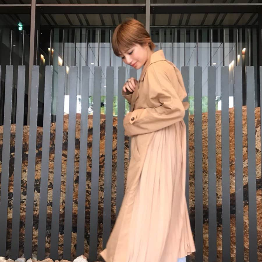 長谷川あやさんのインスタグラム写真 - (長谷川あやInstagram)「🧥🧥🧥 #fashion #ootd #outfit #code #coordinate #style #titivate #titivatestyle #152せんちこーで #ティティベイト #バックプリーツライトトレンチコート @titivatejp #ママコーデ ・ ・ ・ 母の朝は早い、、、😏‼️ ・ 最近ずっと4.5時起きだな〜💤 この時間が唯一自分だけの時間 だったりするので貴重💡 ・ なんだか今日はお天気も微妙そうだし 万能ページュのトレンチコートには 今年もたくさんお世話になりそう👩💭 ・ 後ろがプリーツになってるのが🙆‍♀️🙆‍♀️🙆‍♀️」9月3日 5時03分 - ayasuke_0516