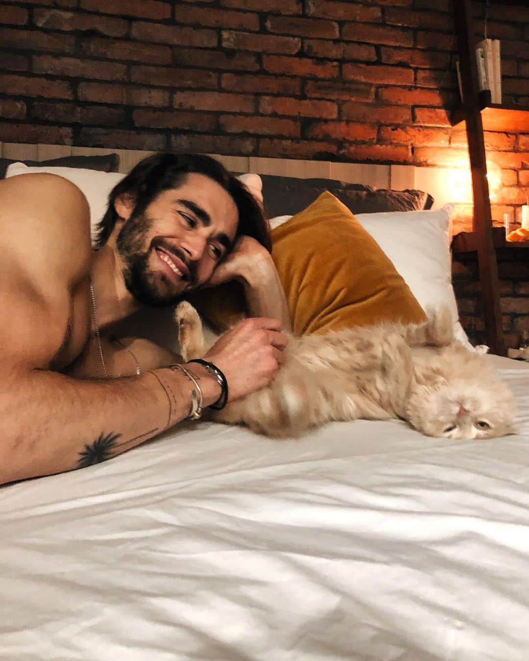 のインスタグラム：「Someone was happy to see me after a month away 😻🥰」