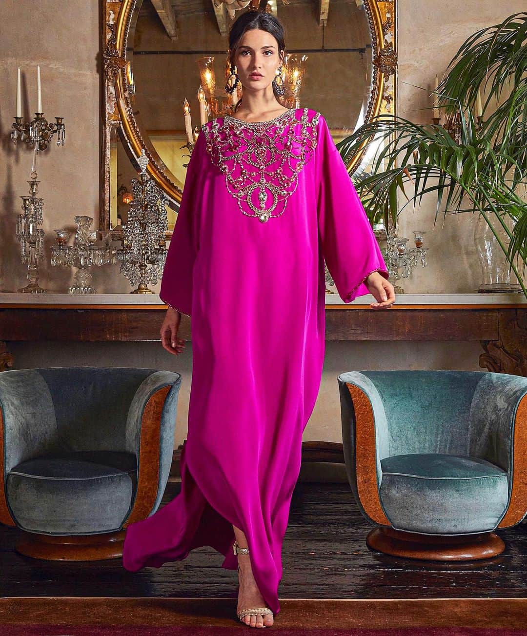 Marchesaさんのインスタグラム写真 - (MarchesaInstagram)「Look 27 from the Resort 2020 Marchesa collection features a fuchsia crepe caftan with ombré crystal necklace embroidery. #marchesa #re20marchesa」9月3日 3時38分 - marchesafashion