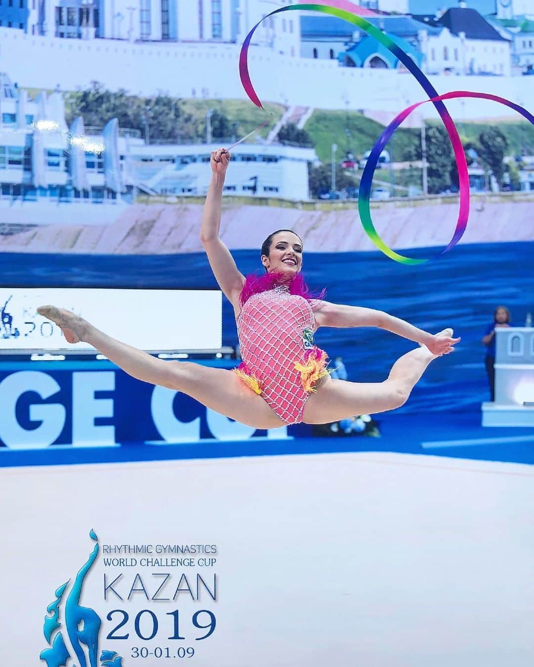ナターリア・ガウジオのインスタグラム：「Spasibo Kazan... Muito obrigada Kazan!! Me despedindo da Rússia e já a caminho da próxima etapa em Portugal!! Grata pelos aprendizados dessa competição e com força total para a Copa do Mundo de Portimão, sempre buscando evoluir dia após dia!! Vamos em frente sempre!! 🙏🏼✨💪🏼🤸🏼‍♀️🇷🇺✈️ 🇵🇹😍❤️ #focus #grateful #nextstopportugal #worldcup #faith #rhythmicgymnastic #love #competition #jump #flexibility #split #ribbon」