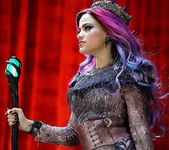 Disney Channelさんのインスタグラム写真 - (Disney ChannelInstagram)「Bow down to the “Queen of Mean”👸She just reached 100M views on YouTube! How many times have you seen it? #descendants3」9月3日 3時37分 - disneychannel