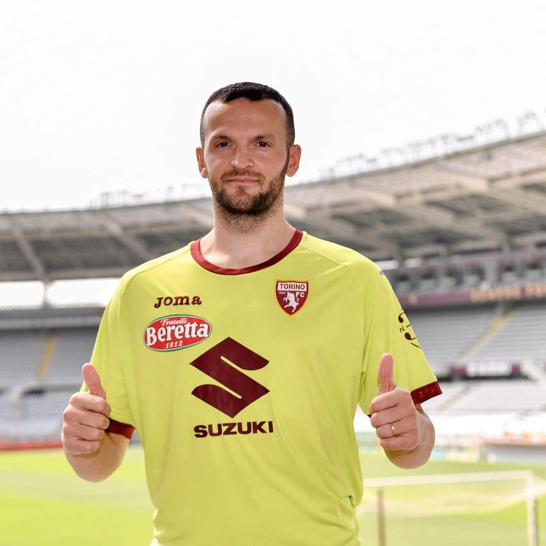 トリノFCさんのインスタグラム写真 - (トリノFCInstagram)「🎙Ujkani: “Che onore essere qui!” #SFT」9月3日 3時37分 - torinofc1906