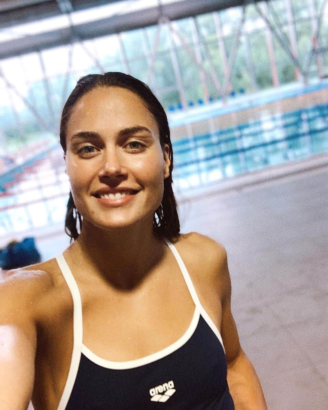 ズザンナ・ヤカボスのインスタグラム：「ùjra a normális közeg 😬😁 . . . . . #swim #swimming #sport #fit #training #practice #swimmingpool #pooldeck #pool #getfit #healthylifestyle #home #september #smile」
