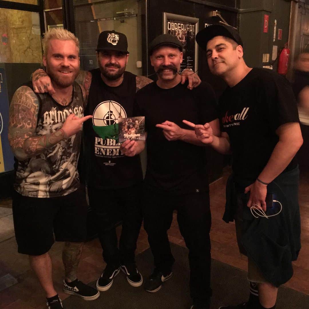 Zebraheadさんのインスタグラム写真 - (ZebraheadInstagram)「Hanging with our friends in the awesome band @hooligansofficial ! Thanks for the record guys!! #Zebrahead #hooligans #budapest」9月3日 3時42分 - zebraheadofficial