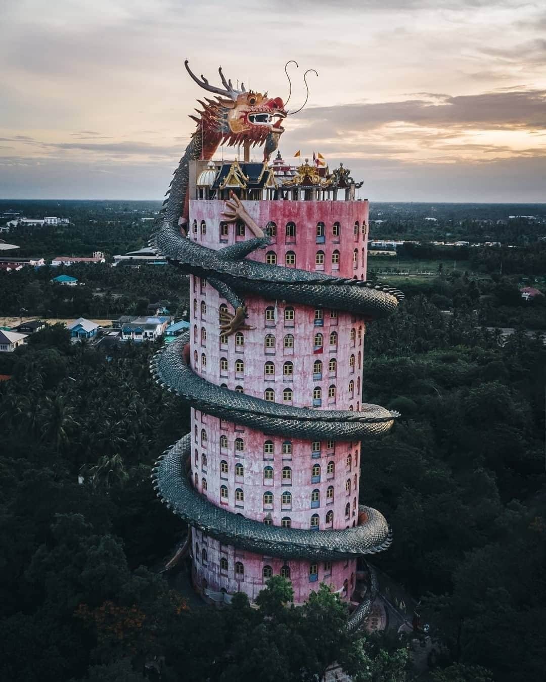 Travel + Leisureさんのインスタグラム写真 - (Travel + LeisureInstagram)「A dragon winds its way up the walls of this towering temple in Bangkok. Get our Bangkok travel guide at the link in bio! #tlpicks courtesy of @_deepsky」9月3日 3時55分 - travelandleisure