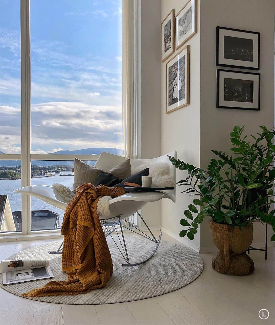 のインスタグラム：「annonse| Fikk nyte en ettermiddagskaffe her idag -mens solen tittet frem 👌🏼 Kjenner at det plutselig er høst i luften -men alltid godt med sol 🍁 I hjørnet her har det flyttet inn en ny matte fra @heymat.no - Løype heter den. Og det er så godt med mer tekstiler nå som temperaturen faller 🙌🏼 Og jeg digger det nye designet!  Er du klar for litt mer tekstiler og teksturer nå som høsten er her? 🍂 . . . #heymat #norskdesign #norwegiandesign #svandinavianstyle #nordicinspiration #nordisk #scandinaviandesign #interiør #interiordesign #interior_delux #stue #livingroom #livingroominspo #inspirasjonsguidenhøst @inspirasjonsguidennorge #whiteinterioryes @white.interior1 #høst #autumn #herligehjem @herligehjem」