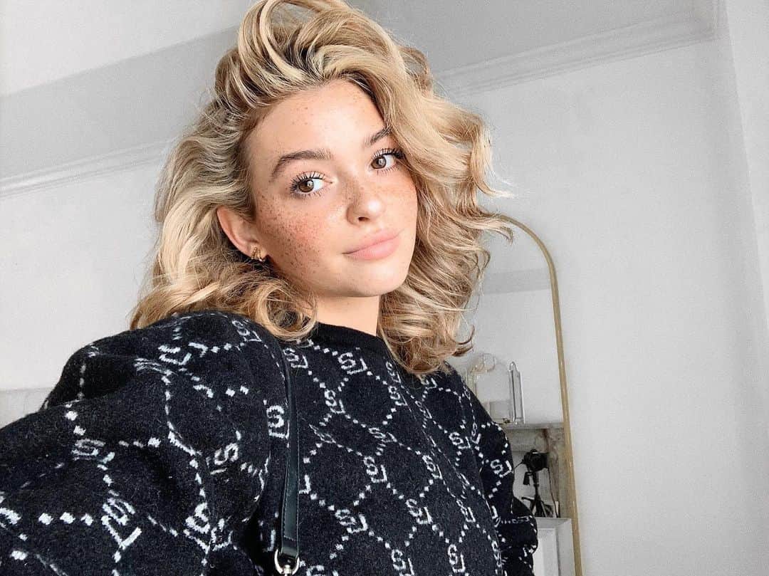 Kelsey Simoneのインスタグラム：「Not sweater weather yet, but still wearing them anyways! ☕️」