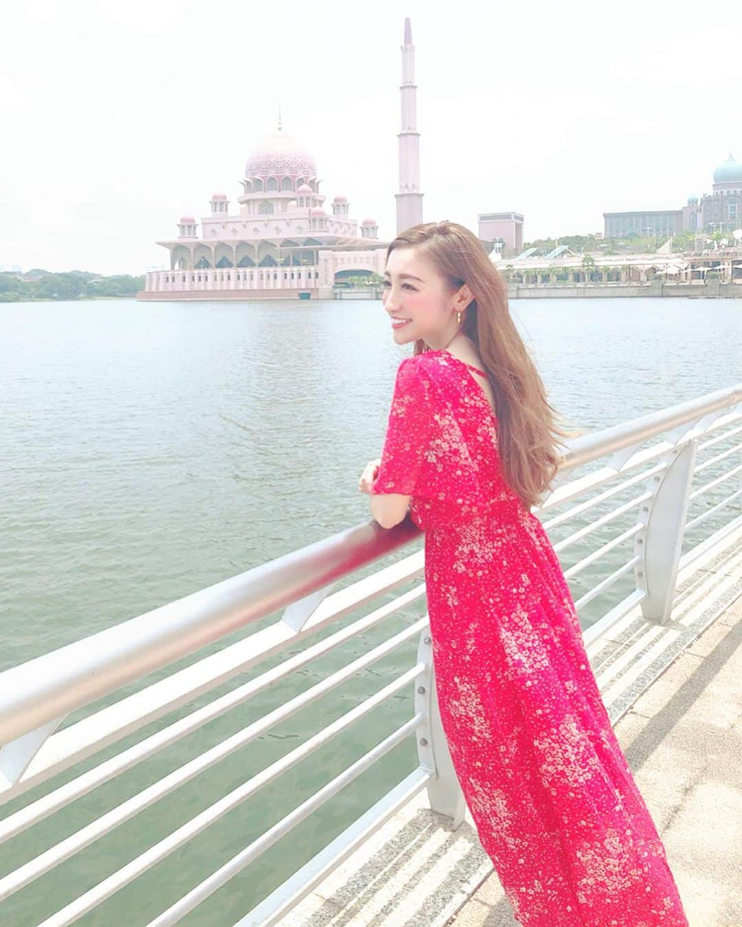 東條恭子さんのインスタグラム写真 - (東條恭子Instagram)「. Masjid Putra🕌💓💓 念願の#ピンクモスク へ! 見渡す限りの全てがPINK! PINK! PINK! 可愛すぎてハートを射抜かれました💘(笑) . . . #trip #vacation #旅行 #旅行大好き #旅行好き #旅行好きな人と繋がりたい #旅行好き女子 #海外旅行 #海外旅行好きな人と繋がりたい #海外旅行大好き #relax #relaxing #relaxing_time #malaysia #kl #kualalumpur #asia #帰国子女 #旅女 #旅女子 #タビジョ #タビジョと繋がりたい #旅スタグラム #バイリンガル #夏休み #夏休み旅行 #モスク」9月3日 3時51分 - kyoko_tojo