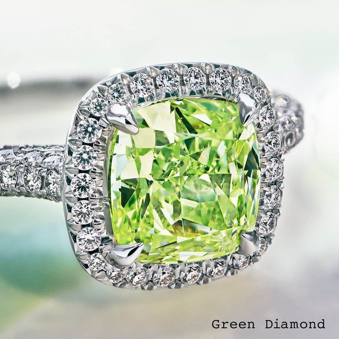 ティファニーさんのインスタグラム写真 - (ティファニーInstagram)「Envy-inspiring. Exceptionally rare, lush green diamonds are thought to stand for growth and harmony. Discover more rare fancy color diamonds via the link in bio. #Tiffany #TiffanyAndCo」9月3日 3時52分 - tiffanyandco