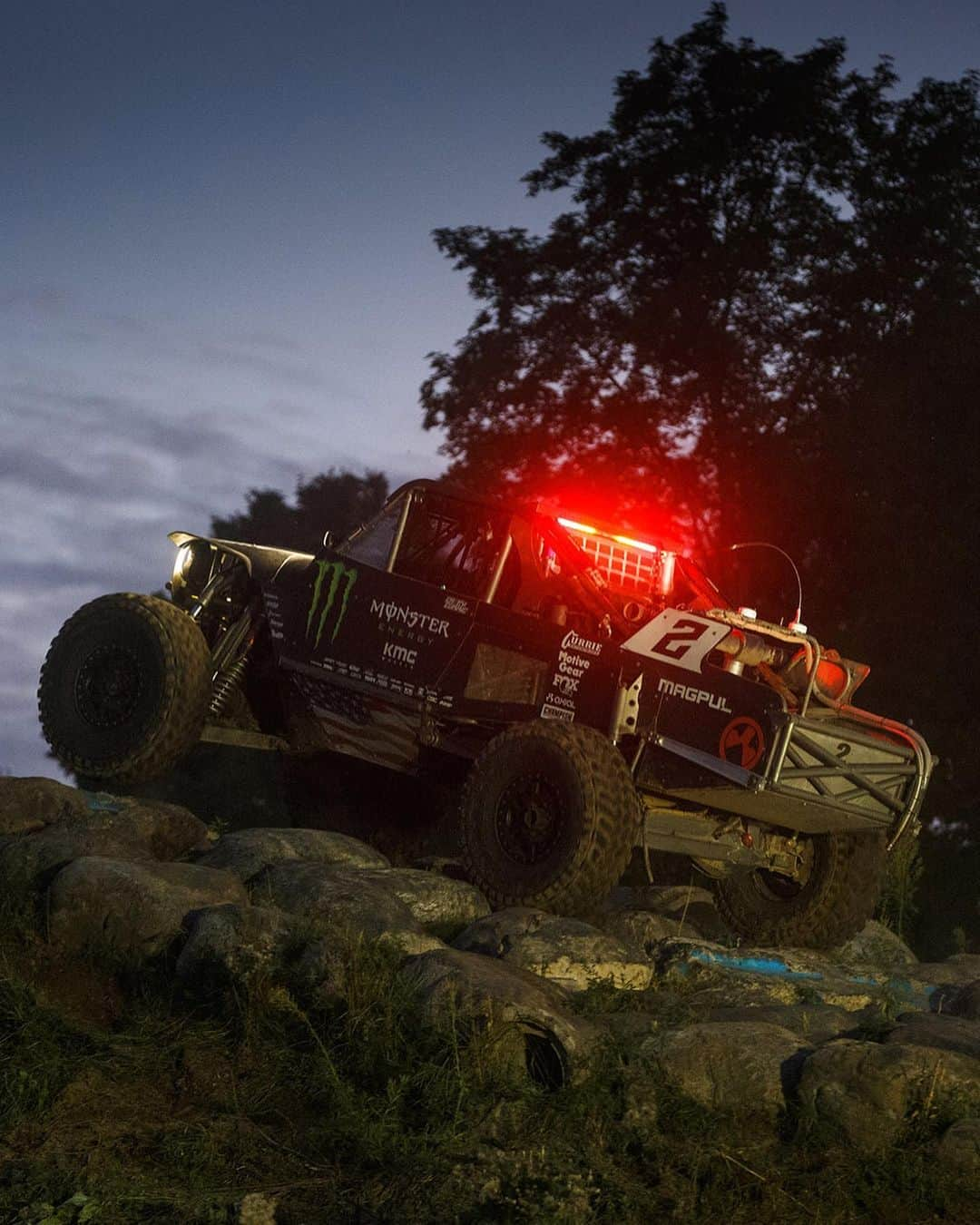 モンスターエナジーさんのインスタグラム写真 - (モンスターエナジーInstagram)「After a long 45 minute race through the dust and trees of Crandon, @caseycurrie comes out on top to WIN the Ultra 4 Cross race at the 50th Annual Crandon World Cup! 👏🏻 #MonsterEnergy #Offroad #4Wheel #4x4」9月3日 3時58分 - monsterenergy