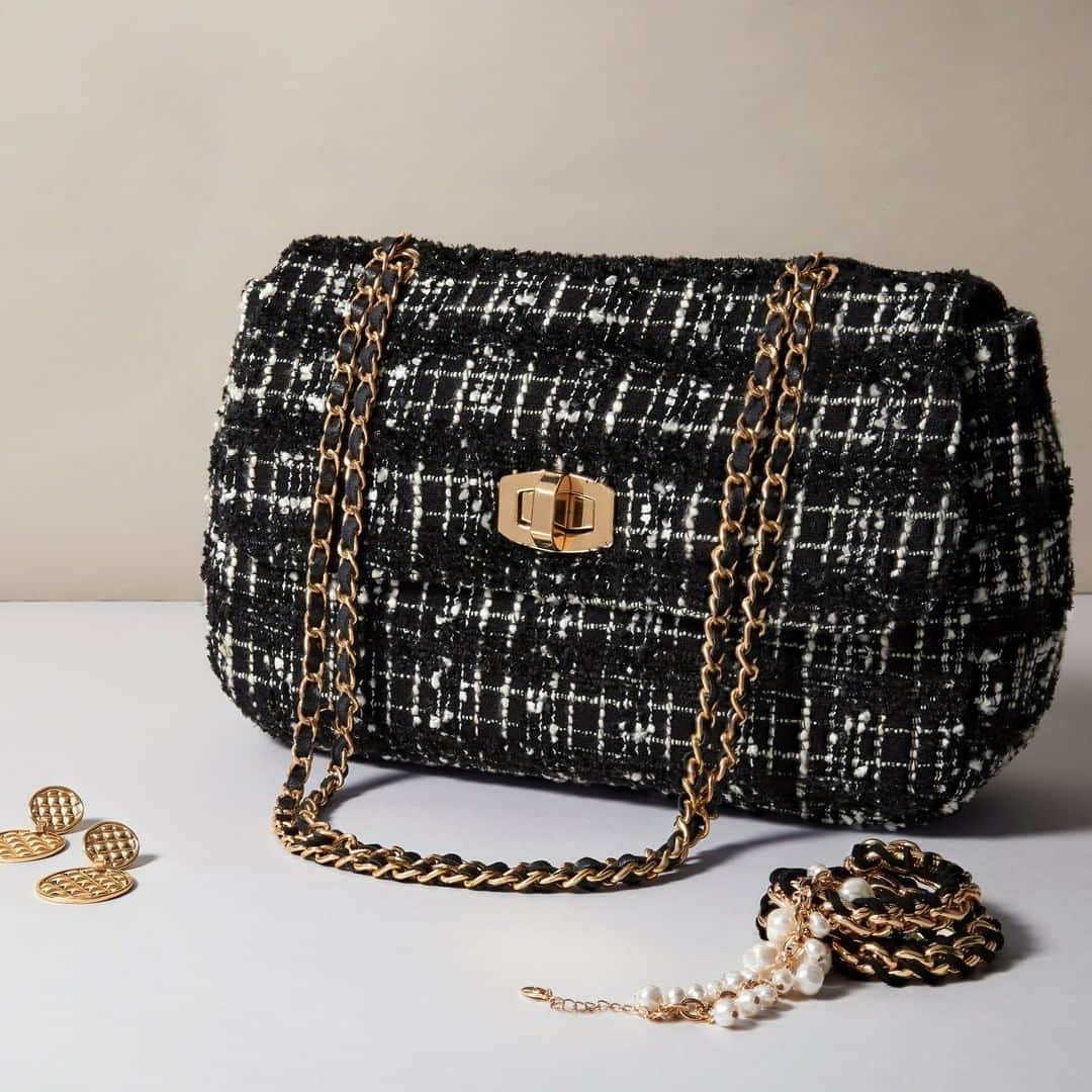 アクセサライズのインスタグラム：「Our Ayda tweed shoulder bag is an everyday accessory that injects sophistication into any outfit. The woven bag features subtle metallic thread for a shimmering finish, and gold-tone details for a touch of elegance.  Enjoy 20% off bags now *online exclusive. 🔍: Bag - 7907709000 🔍: Disc earrings - 7855808100 🔍: Town & Country bracelets - 7844079700  Tap the link in the bio to shop now.  #Accessorize #Accessorizer」