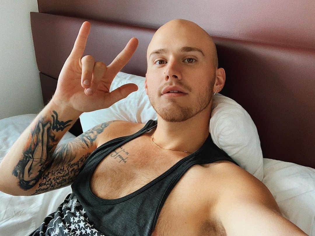 ブランドン・シェイアのインスタグラム：「I think I broke my foot 🤙🏼」