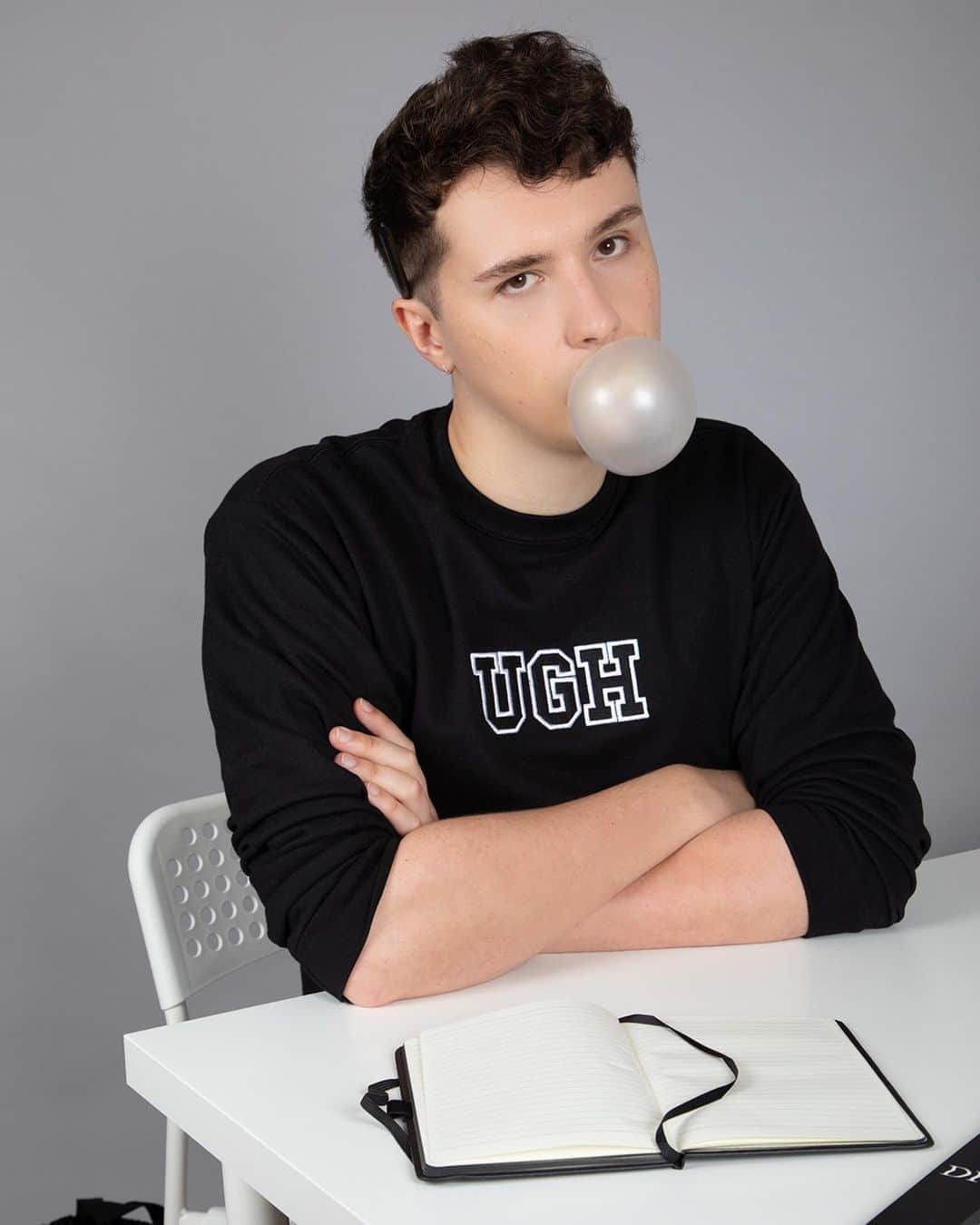 ダニエル・ハウウェルのインスタグラム：「back to class with sass  ugh crop sweater / notebook / sarcastic stationery / sequin bag 📝 now on shop.danielhowell.com ✨」