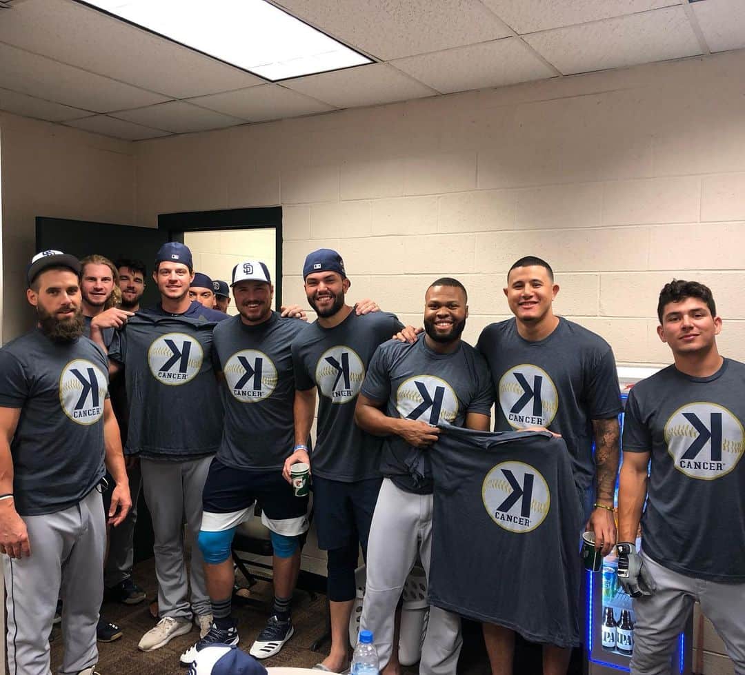 エリック・ホズマーのインスタグラム：「Happy #KCancer day from the Pads!  #teammateinthefight」