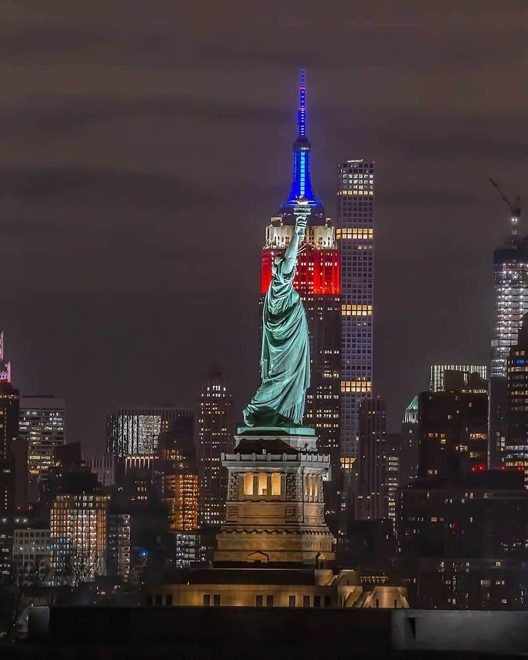 Empire State Buildingさんのインスタグラム写真 - (Empire State BuildingInstagram)「Happy #LaborDay! We’re celebrating the American labor movement and the contributions workers have made to our country by lighting in red, white & blue tonight. 🇺🇸 . 📷: @everydayimshuttering  #EmpireStateBuilding」9月3日 4時06分 - empirestatebldg