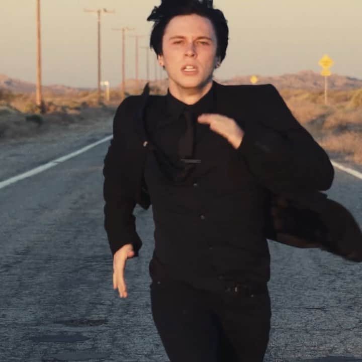 キートン・ストロンバーグのインスタグラム：「Don’t Go Premieres Tomorrow 12PM PST 09.03.19  LINK IN BIO」