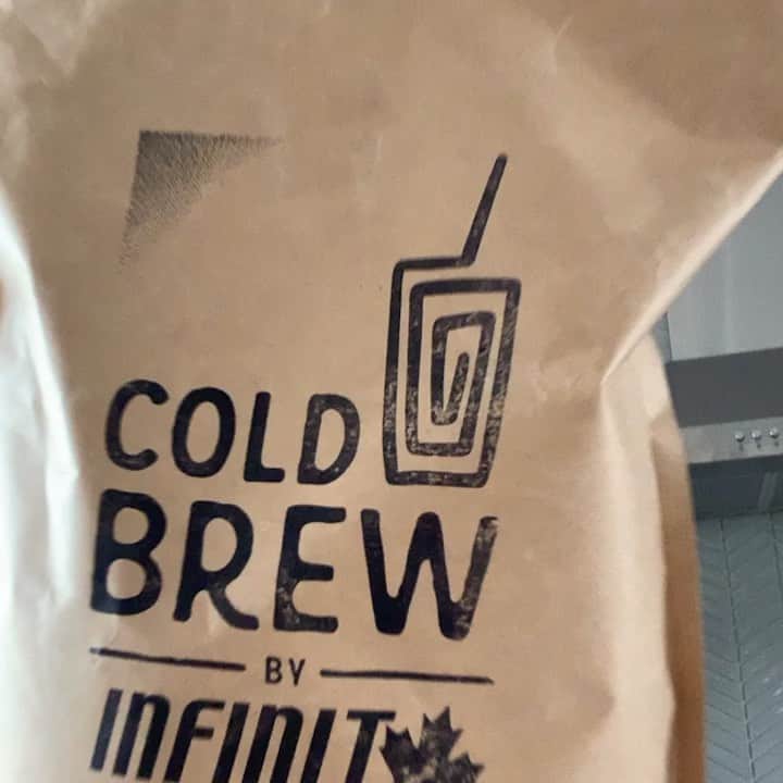 メリッサ・ビショップのインスタグラム：「GET 10% OFF COLD BREW! I know tomorrow marks a new routine for most, end of summer, fall is here, cottages are closed (sadly), and I know everyone will be looking for that 2pm caffeine pick-me-up. Luckily, I can help you. @infinitcanada Cold Brew comes with a whopping 21g of protein per serving & will help you get through your day, next workout, meeting, or class! Link is in bio, use code BISH to get 10% off! Happy cold brew-ing friends #coldbrew #teaminfinit #yabish」