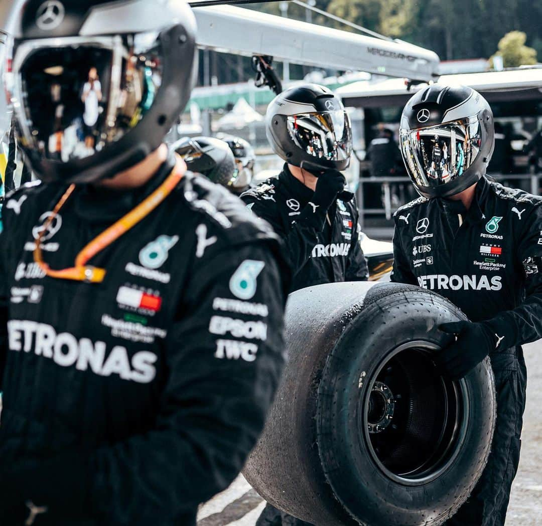 MERCEDES AMG PETRONASさんのインスタグラム写真 - (MERCEDES AMG PETRONASInstagram)「🎶 Here come the Men in Black 🎶 • #MercedesAMGF1 #Mercedes #AMG #F1 #PETRONASmotorsports #BelgianGP」9月3日 4時08分 - mercedesamgf1