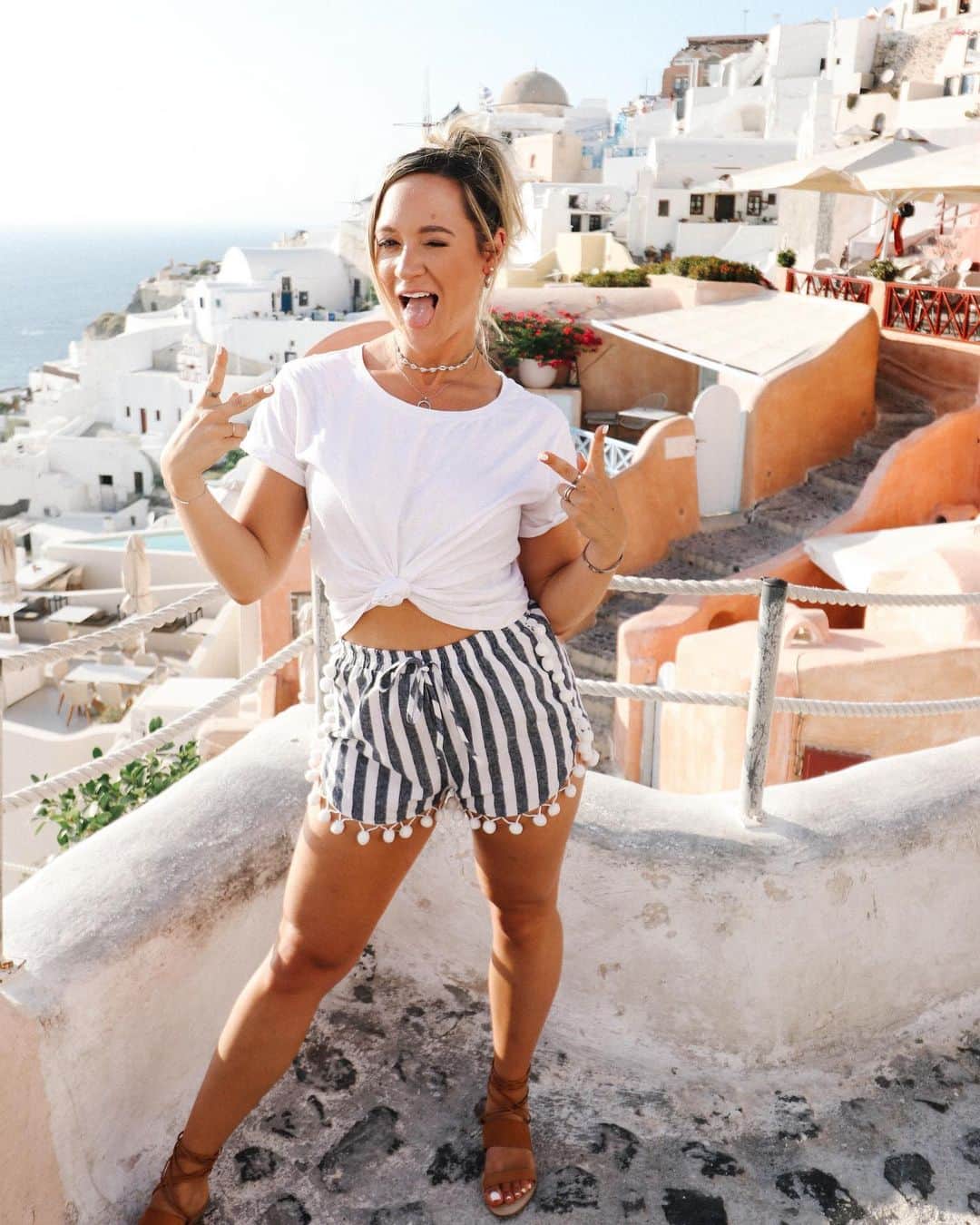 アリーシャ・マリーさんのインスタグラム写真 - (アリーシャ・マリーInstagram)「major tourist vibes ♡  ps...when was ur last vacation? #greece travel #travelgreece #santorini 💞💞」9月3日 4時16分 - alisha