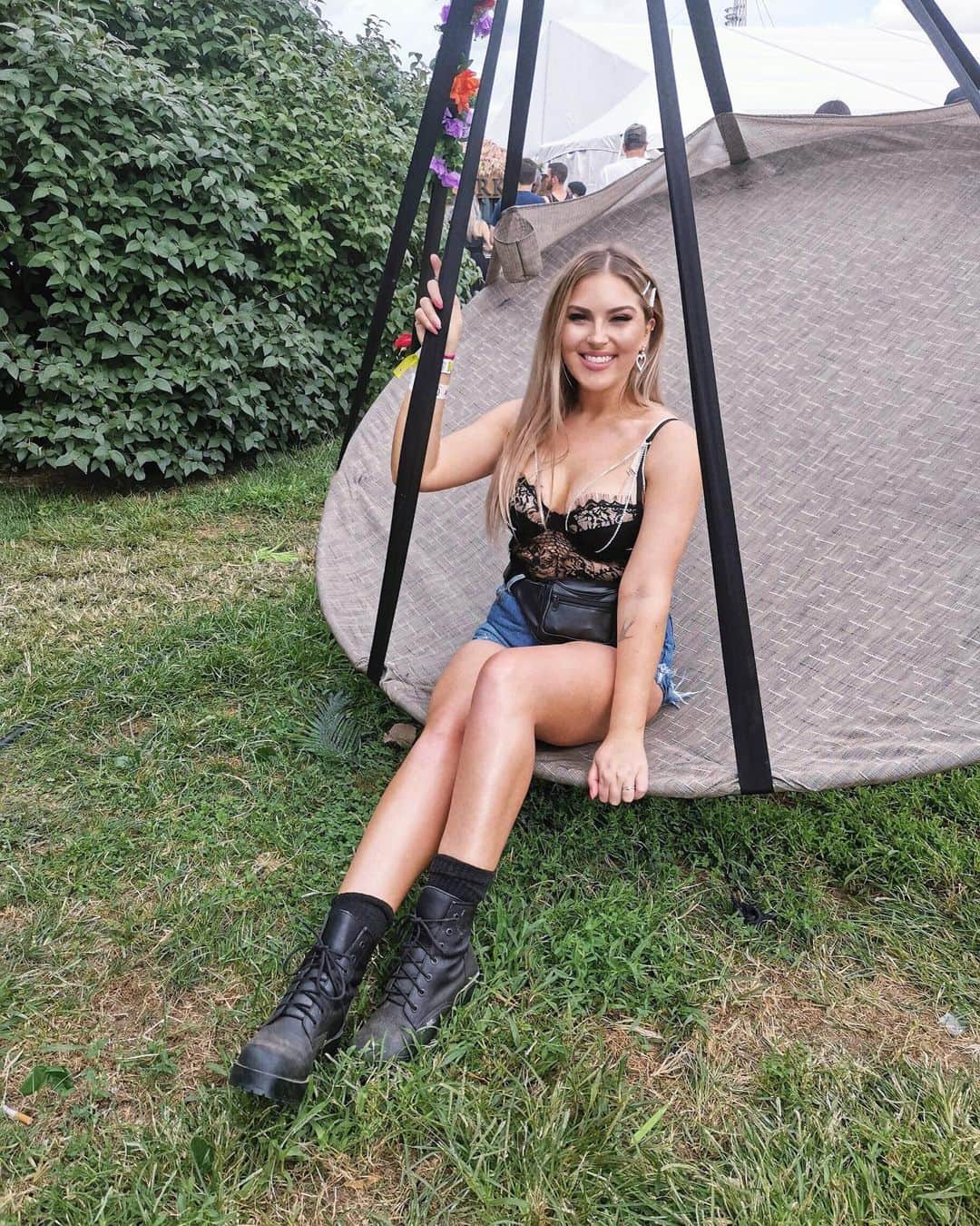 Shannonのインスタグラム：「I just like how happy I look in this photo 💕🤠 I love music festivals bc it makes you feel so disconnected from the rest of the world... eat sleep party repeat 💁🏼‍♀️ time to switch back to reality now 😭」
