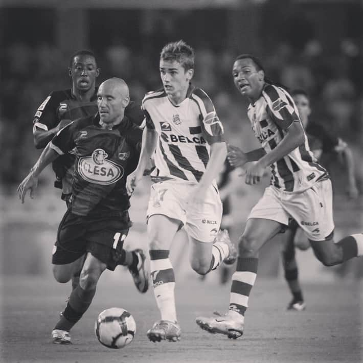 レアル・ソシエダさんのインスタグラム写真 - (レアル・ソシエダInstagram)「🔙 2009ko irailaren 2a Duela 10 urte Antoine Griezmannek gurekin debutatu zuen 🔵⚪🔵 . 🔙 2 de septiembre de 2009 Hace 10 años @antogriezmann debutó con nosotros 🔵⚪🔵 . #HistoriaRS #AurreraReala」9月3日 4時29分 - realsociedad