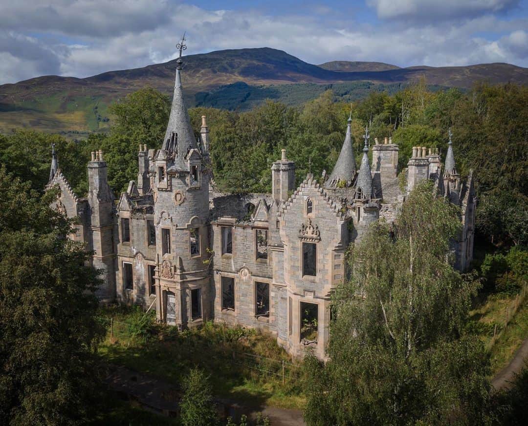Abandoned Placesさんのインスタグラム写真 - (Abandoned PlacesInstagram)「Dunalastair House  in Scotland by @drewa1983」9月3日 4時36分 - itsabandoned