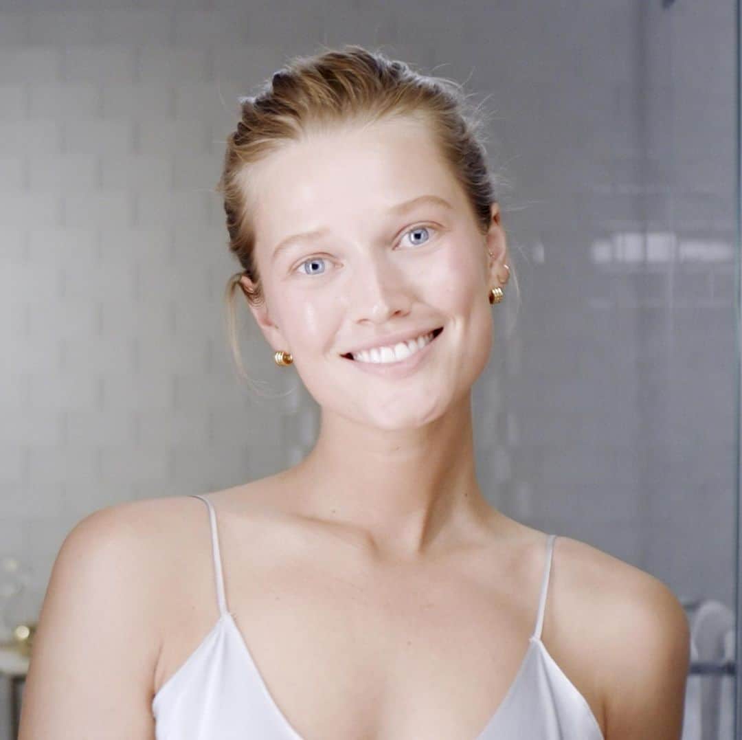 Clé de Peau Beauté Officialさんのインスタグラム写真 - (Clé de Peau Beauté OfficialInstagram)「@tonigarrn applies the new #WrinkleSmoothingSerumSupreme every morning and evening after balancing her #skin with the #HydroSofteningLotion.」9月3日 4時41分 - cledepeaubeaute