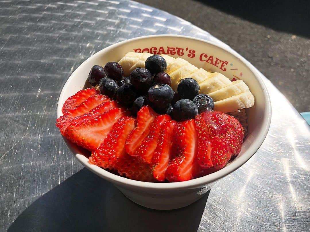 沢辺りおんさんのインスタグラム写真 - (沢辺りおんInstagram)「🍌🍓😋😋 #hawaii #acaibowl  #ボガーツカフェ  #bogartscafe」9月3日 4時53分 - rionsawabe