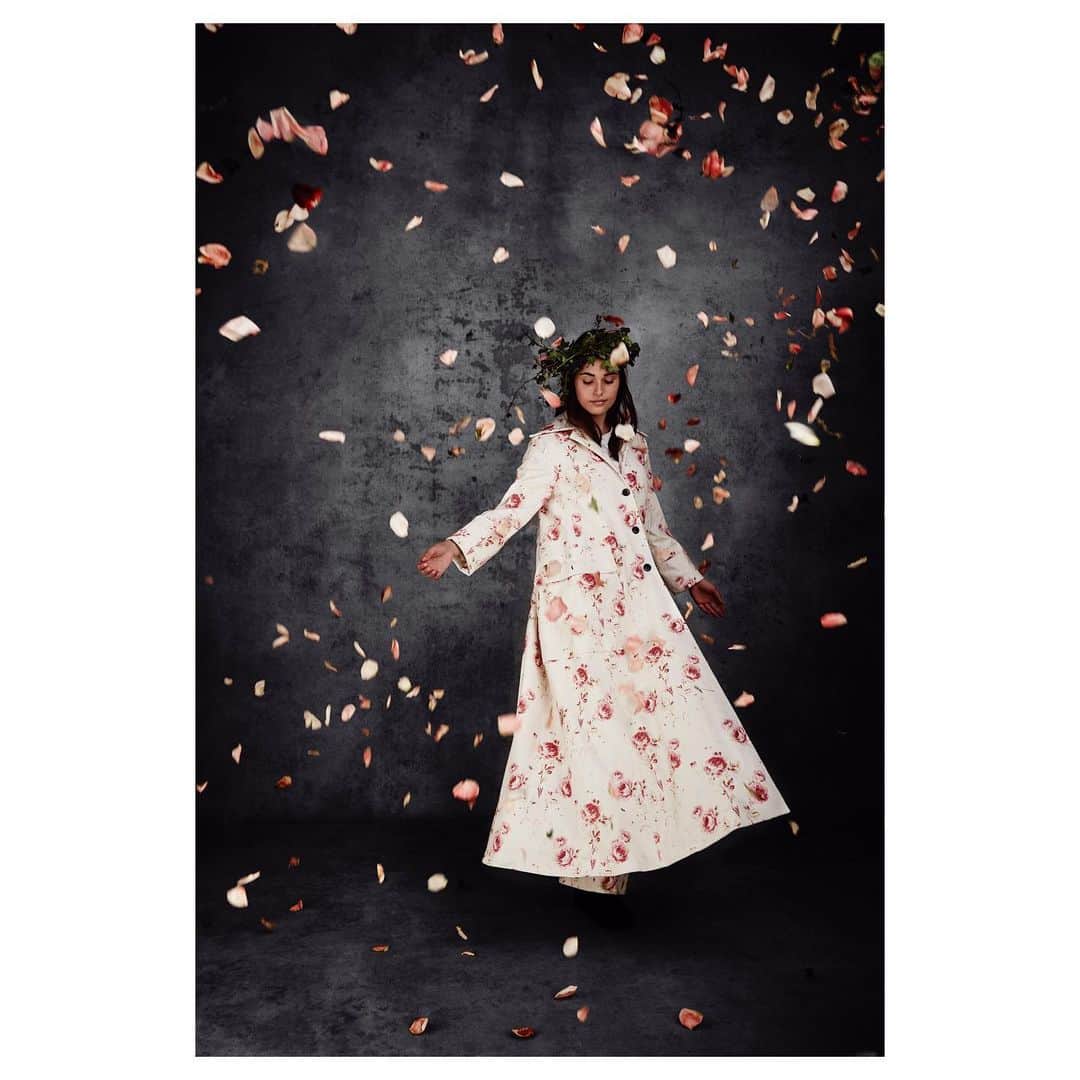キャベジズ&ローゼズのインスタグラム：「Joy and Happiness ❤ Tap to shop the Jemima Coat in C&R’s exclusive Rosie Velvet print. Jemima is 50% off for a limited time so don’t dally #taptoshop #summersales #velvetcoat #floralcoat #autumnready #britishmade #sustainablestyle #madeinengland #cabbagesandroses #cabbagesandrosesfashion @christina_strutt @cabbagesandroses_shop」