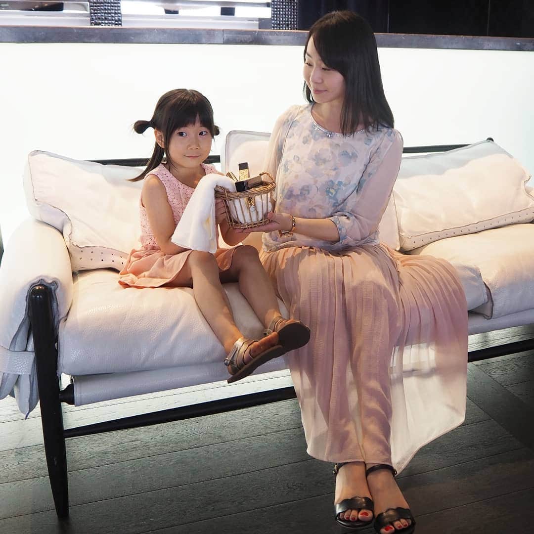 Kuboi Ayumiさんのインスタグラム写真 - (Kuboi AyumiInstagram)「５歳の娘がどんどんおませに。 寝ている時にママのドレッサーからメイク用品を出してこっそりメイクしていたり、静かだなと思ったら、寝室でネイルをしていたり。  娘に女子力負けているかも（笑）  家事や育児、仕事とバタバタではありますが、ママもちゃんと意識しないとな。  先日、デラジェディバ エイジ アイ エッセンス タッチ＆トライ体験会に参加してきました。  実際に使ってみたのですが、しっとりとなめらかなテクスチャー。 お肌になじんでいくので、メイクを邪魔することもありません。  360度回転する金属ヘッドでクルクルマッサージはひんやりしていて気持ちがよかったです。ワンプッシュでエッセンスを出してスッと塗れるのは手が汚れず便利です。  なんといっても、90秒で目元のハリを出してくれるという即効性は魅力的！  美は１日にしてならずではありますが、今日や明日なんとかしたい…という日はありますよね。 そんな時に高級感のあるゴールドのボディを手にとって、ケアしたいな。  #おしゃれさんと繋がりたい #コスメ好きさんと繋がりたい #手元 #手元倶楽部 #置き画 #置き画くら部 #女子力向上委員会 #コスメマニア #エイジングケア #アイクリーム #DELAGEDIVA #デラジェディバ #sponsored」9月2日 19時56分 - himekagami