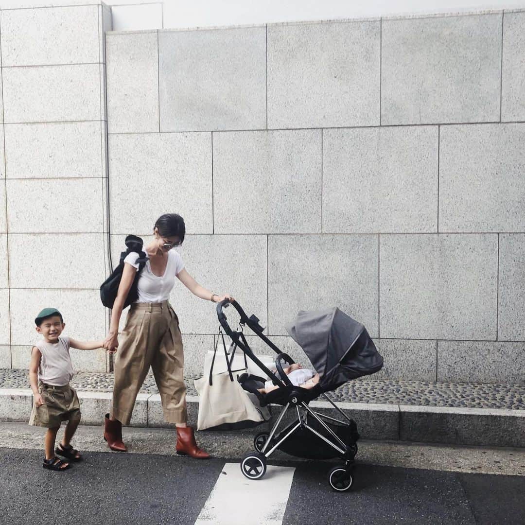 ジュジュさんのインスタグラム写真 - (ジュジュInstagram)「simple styleに🗣 . White,beige,black,brown... . 気になる🤔♡ . 👦👩何となくリンクしたナ♡ . #AkariH#accessory#costumeaccessory#fashion akarih#akarihchic#アカリ#アカリチック#Akarih#アカリ #2019AW#revival#www.akari-h.jp #mama#boysmama#girlsmmama #mamacoordinate#hrkフク　 #mgtfamday」9月2日 19時56分 - hiraka