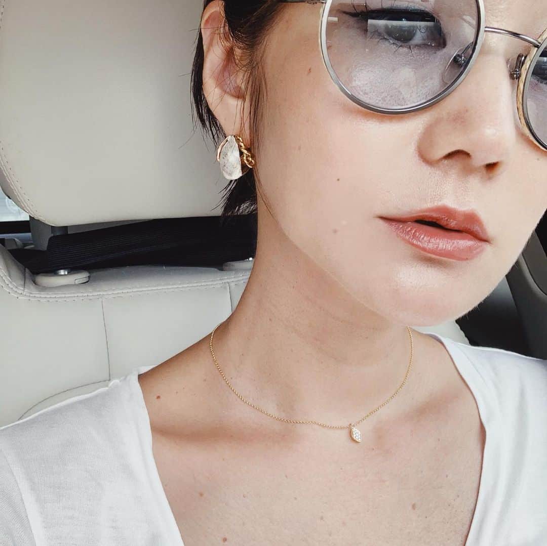 ジュジュさんのインスタグラム写真 - (ジュジュInstagram)「simple styleに🗣 . White,beige,black,brown... . 気になる🤔♡ . 👦👩何となくリンクしたナ♡ . #AkariH#accessory#costumeaccessory#fashion akarih#akarihchic#アカリ#アカリチック#Akarih#アカリ #2019AW#revival#www.akari-h.jp #mama#boysmama#girlsmmama #mamacoordinate#hrkフク　 #mgtfamday」9月2日 19時56分 - hiraka