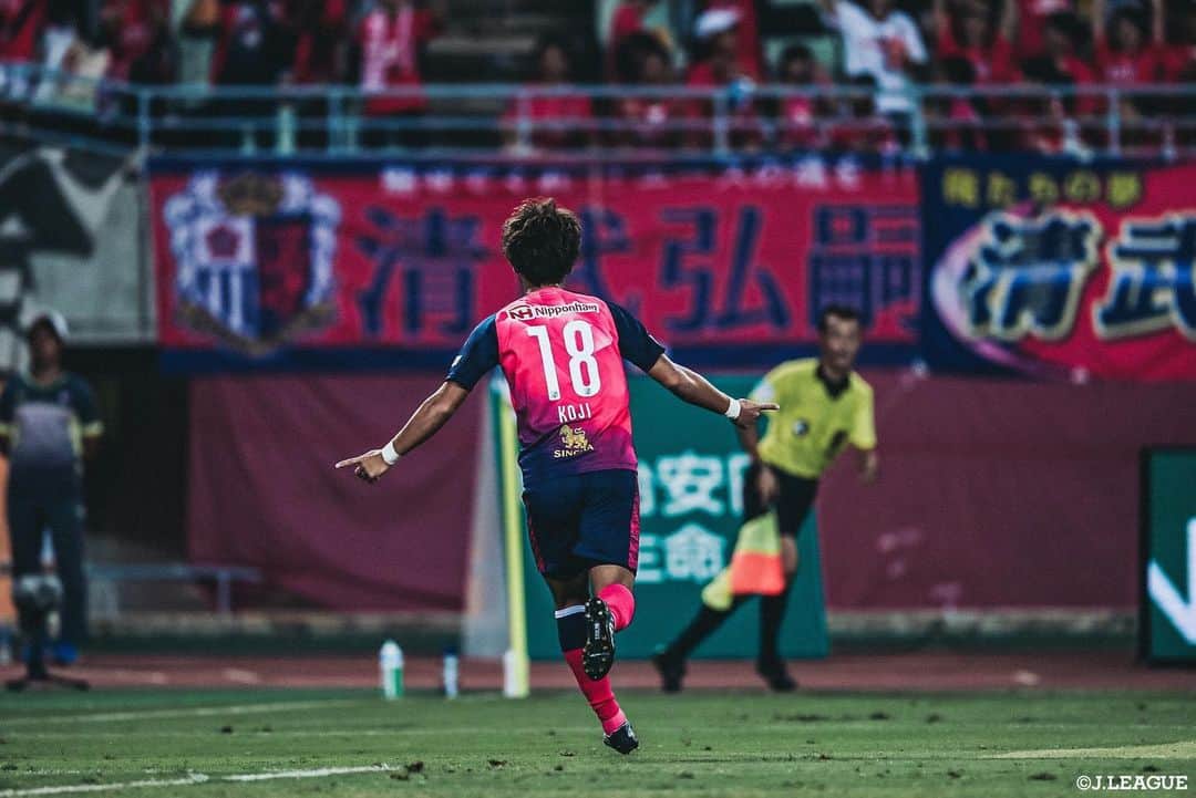 Ｊリーグさんのインスタグラム写真 - (ＪリーグInstagram)「Play Back JLEAGUE⚽️📸﻿ ﻿ 🏆#明治安田生命Ｊ１リーグ 第２５節﻿ 印象的なシーンをプレイバック🔥﻿ ﻿ #Ｊリーグ ﻿ #jleague﻿ ﻿ ﻿ #サンフレッチェ広島 #柏好文﻿ #セレッソ大阪 #鈴木孝司﻿ #鹿島アントラーズ﻿ #セルジーニョ #遠藤康 #レアンドロ﻿ #サガン鳥栖 #金崎夢生﻿ #北海道コンサドーレ札幌﻿ #横浜Fマリノス #ティーラトン﻿ #松本山雅FC﻿ #浦和レッズ #西川周作 #槙野智章﻿ #湘南ベルマーレ #梅崎司﻿ #大分トリニータ﻿ #FC東京 #永井謙佑﻿ #名古屋グランパス #太田宏介﻿ ﻿ #soccer #football #⚽️」9月2日 19時57分 - jleaguejp