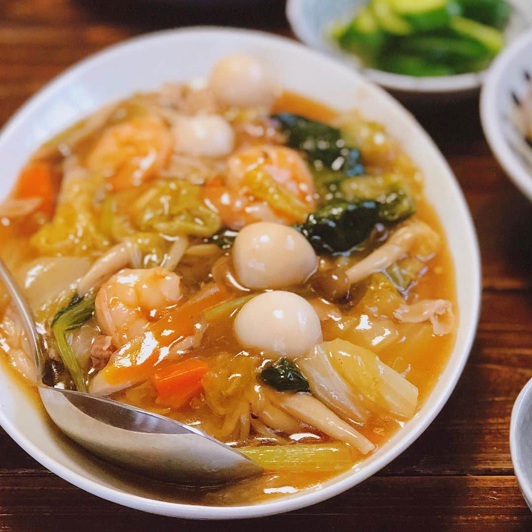 ゆうきさんのインスタグラム写真 - (ゆうきInstagram)「きのうの晩ごはんは、 野菜たっぷりの、中華うま煮。 中華丼にもせず、焼きそばにもかけずに おつまみでいただきました。 ・ ・ ✏︎レシピ 【材料(3〜4人分)】 ◯白菜1/6個→ざく切りする ◯青梗菜2株→4㎝幅に切り、茎は放射状に6〜8等分に切る ◯人参1/4個→短冊切り ◯豚肉180g(こま切れやバラスライス)→一口大に切る ◯冷凍むきエビ8尾→解凍してさっと洗う ◯乾燥キクラゲ4g→水で戻して、石づきを落とし一口大に切る ◯ごま油小さじ2 ◯サラダ油大さじ1.5 水溶き片栗粉 ◎片栗粉大さじ3 ◎水大さじ3 スープ ●水350ml ●酒50ml ●オイスターソース大さじ2.5 ●醤油大さじ1/2 ●鶏ガラスープの素小さじ1 ●塩小さじ1/3 ・ ・ 【作り方】 ➀白菜・青梗菜・キクラゲはボウルに合わせてサラダ油を回し入れ、全体を混ぜ合わせておく。 ➁強めの中火で温めたフライパンにゴマ油をひき、豚肉を炒め、色が変わったらエビと人参も入れてさっと炒める。 ➂➁に●を合わせたスープを入れ強火にし、煮立ったら➀を入れて蓋をする。1分後、蓋を開けて軽く混ぜ再び蓋をして1分待つ。蓋を開けて一度火を止めたら◎の水溶き片栗粉でとろみをつける。とろみがついたら再び強火にかけ、グツグツと20秒ほど火を入れたら完成。 ・ ・ 豆腐ステーキは、 ごま油でかりかりに炒めたシラスをたっぷりかけて、 大根おろしとポン酢でいただきます。 豆腐は木綿がオススメ。 軽く水切りしたら、お好みの大きさに切り、 水気を拭き取って、サラダ油でそのまま焼き色がつくまで 焼きます。 ・ ・ #晩ごはん#夜ご飯#夕食#おうちごはん#レシピ#簡単レシピ#マカロニメイト#フーディーテーブル#yuukitohikari中華あん #dinner#japanesefood#foodpic#yummy」9月2日 19時58分 - yuukitohikari