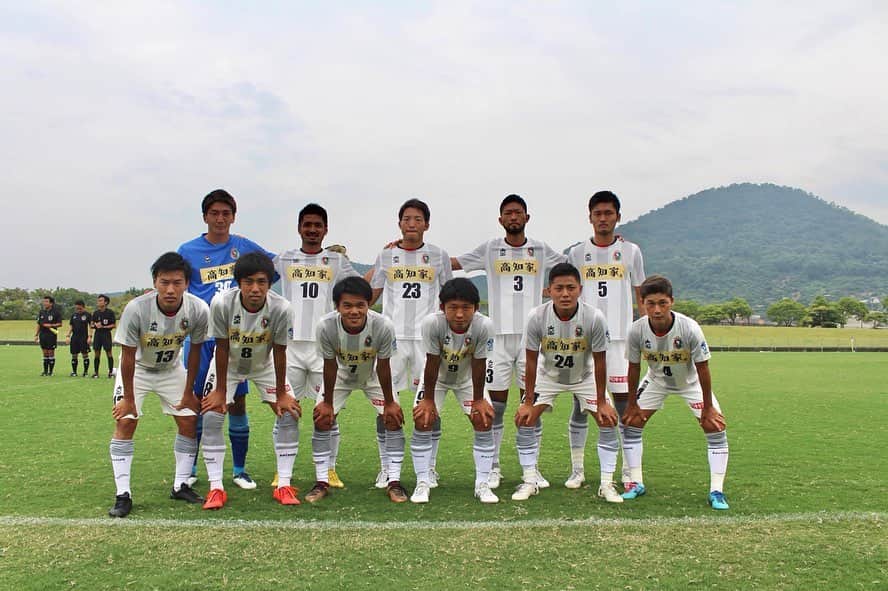 のインスタグラム：「. . 2019.9.1. 四国リーグ第12節 vs 多度津FC ( 7-2 Win.) . ラスト2節、自分たちのやれることをひたむきに全力で、 そして、高知のみんなで優勝に向けて一つに。 —————————————————— ⁂ Match schedule ⁂ ⚫︎9月8日(日) 四国リーグ第13節 @スポーツパークさかわ vs KUFC南国 11:00 kickoff. ⚫︎9月15日(日) 四国リーグ最終節 @春野球技場 vs FC徳島 13:30 kickoff. (写真2枚目のチラシ参照) —————————————————— . . . この2戦、より多くの方に観に来てもらいたい気持ちです。 それも一つですが、 優勝した場合、11月に行われる #地域CL が、 (Jリーグの一つ下の全国リーグとなる「#JFL」への全国大会) この、高知県で行われることが最大の味方です！ 願わくばその時、春野をホーム化して戦いたいです。 高知に未だないJリーグを、一緒に実現したいという想いです。 . . . 大きく言ってますが、僕はこの高知に1月初めて来た身です。 この8ヶ月で高知が大好きになりました。 何が？と言われたら分かりません。でも、 「間違いなく好き。」だと言えます。 その為には、まずはこの2試合で結果を残す！ 全てはそこを達成して、初めて言えることです。 だからこそ、死ぬ気で走り抜きます。 . . . 僕が高知にいる間の一つの夢は、 『日曜市やグルメイベントの雰囲気をスタジアムで！』 これが、高知に来た時から、ピッチ外での目標です。 自分ができる強みを、チームに還元する目標、 そこからでも、高知ユナイテッドを知ってもらいたい。 「あの選手カッコいい」 理由なんて何でも良いんです。 好きなもの、好きなことのきっかけなんて人それぞれです。 . . . よさこいのようなお祭り、イベントごとが好きで、 ひろめ市場のような周りがみんな友達のような雰囲気、 良い意味でも一つになる団結力のポテンシャルは、 高知の一つの魅力で、更にそこに県民性の人柄の良さ、 それを最大に発揮して盛り上がることの一つは、、、、 高知としては、まだまだ発展途上なスポーツかなと感じます！ . . .  県民の生活や希望に、『スポーツ観戦』の文化を作り、 子どもたちの将来の夢や希望、身近なヒーロー的存在となり、 新しい生活スタイルを作りたいという心意気です。 サッカーを通して、行政さえ動かす気持ちでいます。 . . . 大変長くなりました。ただ、 こんな奴がいるんだ。高知に。、、と、 今はフワッと思っていてください。 まずはこの2週でチームとしても結果を出します！ 少しでも興味持ったら是非、春野へお越しください！ . . . p.s. 明日から少しずつ高知の食の魅力と、 僕が支えてもらって繋がったお店等を紹介していきます！」