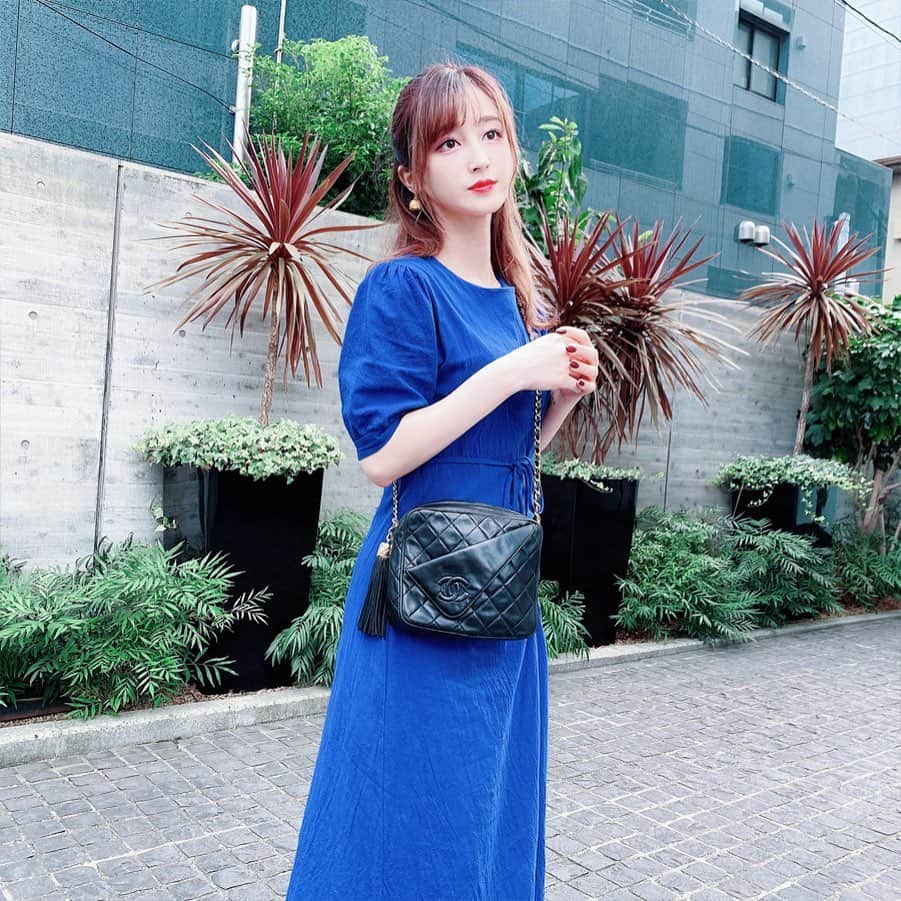 新希咲乃さんのインスタグラム写真 - (新希咲乃Instagram)「昨日のコーディネート☆﻿ ﻿ 真っ青のワンピースにお気に入りの﻿ シャネルの珍しいデザインの鞄♡﻿ ﻿ カラーワンピースにシャネルは﻿ 私の鉄板コーディネートです！！﻿ シンプルだけど、綺麗にまとまるので﻿ 最近はこういうファッションが好きです！﻿髪の毛はハーフアップだよ♡撮影のために赤毛っぽくしたけど、取れてきちゃった、、(;-;)染め直ししなきゃ ﻿ タグつけしておくね٩(*´︶`*)۶﻿ ﻿ #envylook﻿ #CHANEL﻿ #シャネル﻿ #コーディネート﻿ #青ワンピース﻿ #envylook_japan」9月2日 20時05分 - niki_sakino