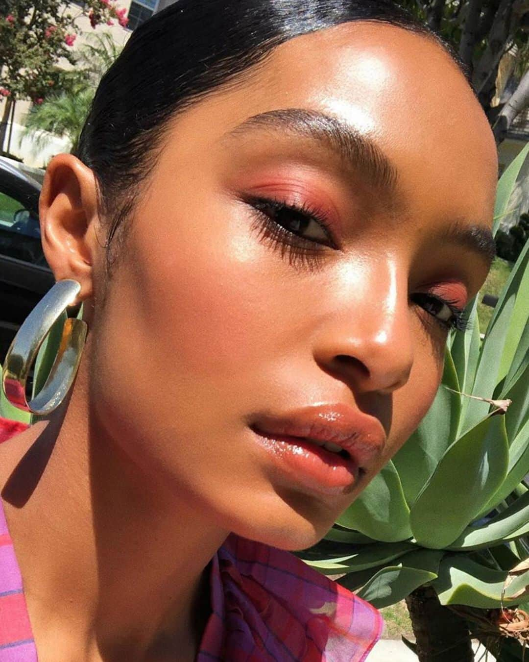 ボビイブラウンさんのインスタグラム写真 - (ボビイブラウンInstagram)「Who else is spending the day off trying to glow like @yarashahidi? Mua: @emilychengmakeup - #bobbibrown #yarashahidi #motd #mondaymotivation #blush #goals #labordayweekend #ldw」9月2日 20時07分 - bobbibrown