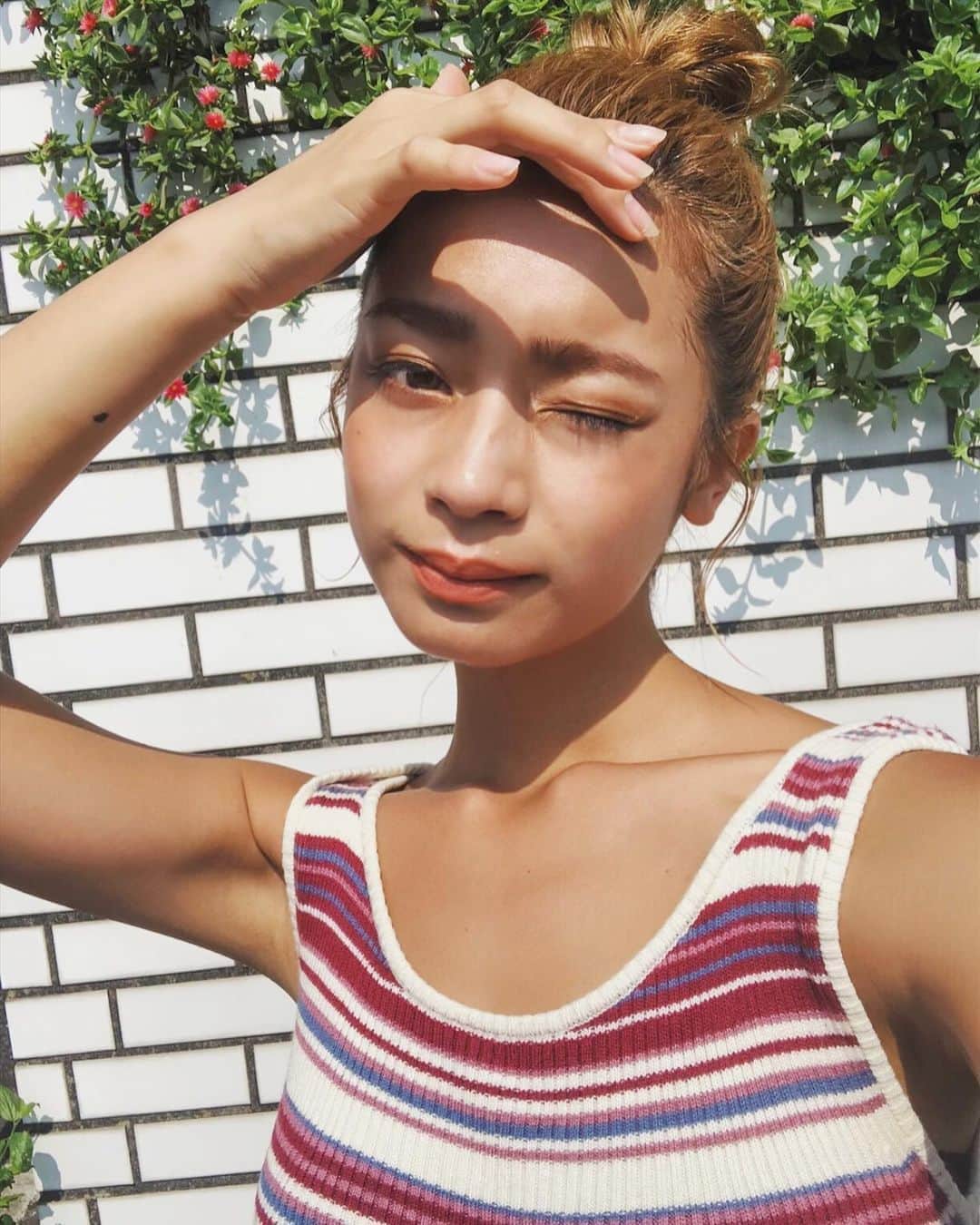 のインスタグラム：「夏の時期ってメイク崩れが気になるよね〜💦 ・ あかねこの夏メイクはMAQuillAGEのドラマティックジェリーコンパクト使ってるよ！ 汗っかきで夏にファンデ塗るとすぐ浮いちゃうけどこれなら浮かないからラッキーなの✩⃛ ・ 夏といえばのツヤ肌に抜擢！ってくらいつや感100%で、しかも汗かいても崩れにくいからオススメ❤︎ ・ ジェリーがピタって肌に密着する感触で気持ちよきだよ✩⃛ #summer#make#good#instgood#healty#girl#ファンデーション#ベースメイク#高密着ジェリー#マキアージュ#maquillage#pr  #夏のあかねこめいく #夏メイクは#ラテ肌にツヤ肌っしょー」