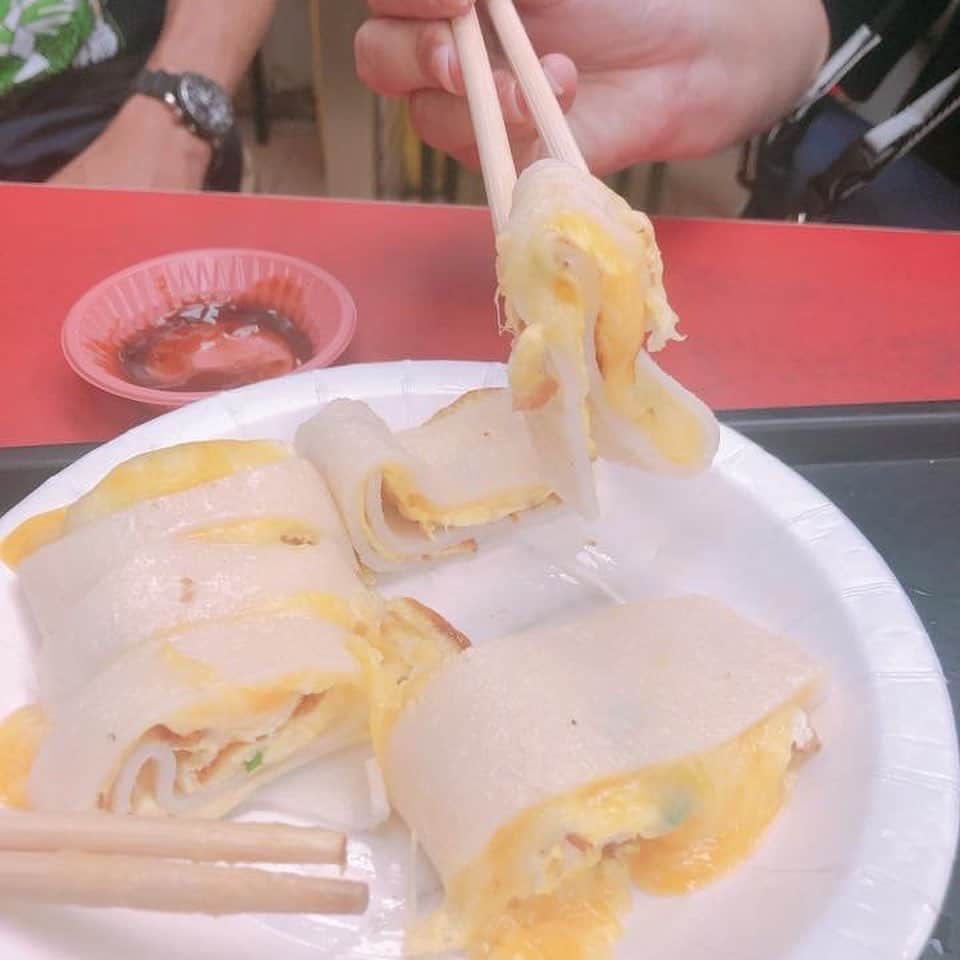 朝日放送「朝だ！生です旅サラダ」さんのインスタグラム写真 - (朝日放送「朝だ！生です旅サラダ」Instagram)「@fuhinami_official  台湾の方々が朝食によく使うお店へ🍴☀️❤️ #ダンピン というお料理だそうです。  ツナとコーンと卵を、#クレープ生地 で巻いたものと、 #濃厚チーズと卵 を、モチモチっとした生地で巻いたものと、2種類頂きました☺️💖 甘辛いタレにつけて食べたりもしたのですが。。 絶品です😭✨✨✨ 朝からパワフルになりそうですっっ  学生さんたちも、学校行く前に利用したりしていて、朝から活気付いていました🙌✨✨✨ お値段もかなり #リーズナブル ですし、ほんっとにおススメのお店です😊😊😊 _ #朝ごはん #蛋餅 #もちもち食感 #天橋下豆江之家 #絶品 #パワフル #学校に行く前 !? #弾丸週末旅 #台湾グルメ  #台北 #Taipei #Taiwan #グルメ旅  _ #ABCテレビ #朝日放送テレビ #朝だ生です旅サラダ #旅サラダ #旅サラダガールズ #妃海風 #タカラジェンヌ #宝塚歌劇団 #元宝塚 #海外 #旅 #travel #trip」9月2日 20時09分 - tabisalad