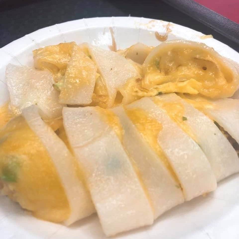 朝日放送「朝だ！生です旅サラダ」さんのインスタグラム写真 - (朝日放送「朝だ！生です旅サラダ」Instagram)「@fuhinami_official  台湾の方々が朝食によく使うお店へ🍴☀️❤️ #ダンピン というお料理だそうです。  ツナとコーンと卵を、#クレープ生地 で巻いたものと、 #濃厚チーズと卵 を、モチモチっとした生地で巻いたものと、2種類頂きました☺️💖 甘辛いタレにつけて食べたりもしたのですが。。 絶品です😭✨✨✨ 朝からパワフルになりそうですっっ  学生さんたちも、学校行く前に利用したりしていて、朝から活気付いていました🙌✨✨✨ お値段もかなり #リーズナブル ですし、ほんっとにおススメのお店です😊😊😊 _ #朝ごはん #蛋餅 #もちもち食感 #天橋下豆江之家 #絶品 #パワフル #学校に行く前 !? #弾丸週末旅 #台湾グルメ  #台北 #Taipei #Taiwan #グルメ旅  _ #ABCテレビ #朝日放送テレビ #朝だ生です旅サラダ #旅サラダ #旅サラダガールズ #妃海風 #タカラジェンヌ #宝塚歌劇団 #元宝塚 #海外 #旅 #travel #trip」9月2日 20時09分 - tabisalad