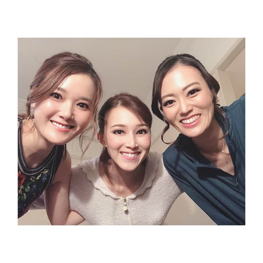 煌月爽矢のインスタグラム：「.﻿ .﻿ お部屋にも遊びに来てくださった妃乃あんじさんとの写真と、DR中のりなさんとの一コマショット(*´ｪ｀*)﻿ 芸名がぴったり、いつも天使みたいなあんじさん😍 ﻿ ﻿ さっきブログもアップしたので是非読んでください♡﻿ ﻿ ﻿ 沢山来ていた現役生とOGですが…﻿ 三木先生が『何かあったら全員で駆けつける！月組は昔からそういう組なんだよ』って仰ってて…﻿ ﻿ なんて素敵なの🤭﻿ ﻿ と思いました。いる間は当然のように感じていてそれが普通だったけど、確かに月組ってそうかも！﻿ 素敵なお話聞けちゃいました♡﻿ ﻿ ﻿ #妃乃あんじ さん﻿ #彩星りおん さん﻿ #絶妙に肌が輝いてるw﻿ #霧矢大夢25周年記念ディナーショー﻿」