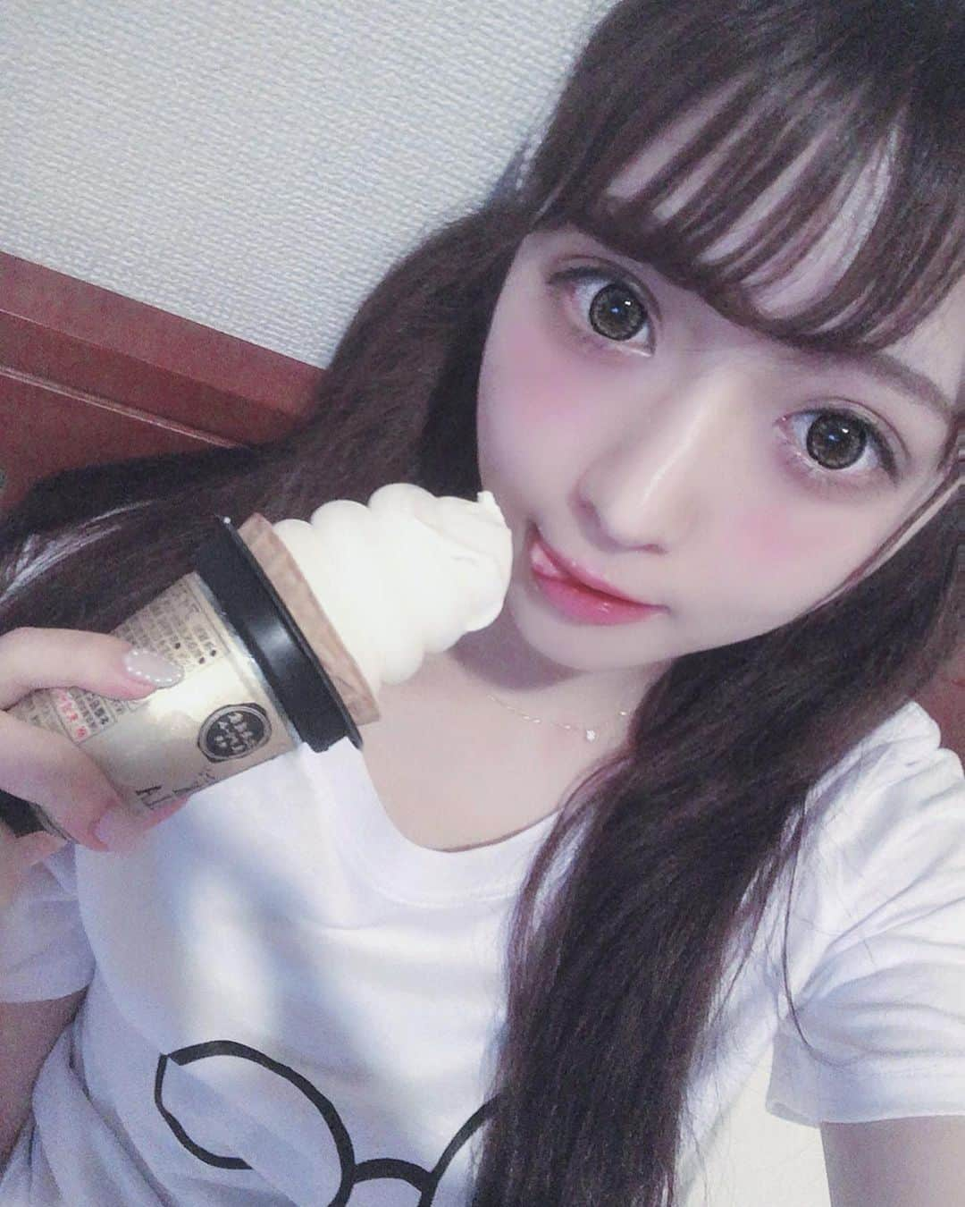 中山恵美生さんのインスタグラム写真 - (中山恵美生Instagram)「ぺろり🍦 ・ ツインテール👧🏻 ・ この日のカラコンは キャンマジのキングブラウン♡ ・ あなたの番です最終回 早く見たすぎてうずうず(๑° ꒳ °๑)笑 ・ Twitterでいろんな人の 考察みてる(๑° ꒳ °๑) ・ #makeup #ナチュラルメイク #ツインテール #キングブラウン #暗髪 #ソフトクリーム #秋田 #楽しすぎた #ダイエット #がんばる」9月2日 20時20分 - emiu0624